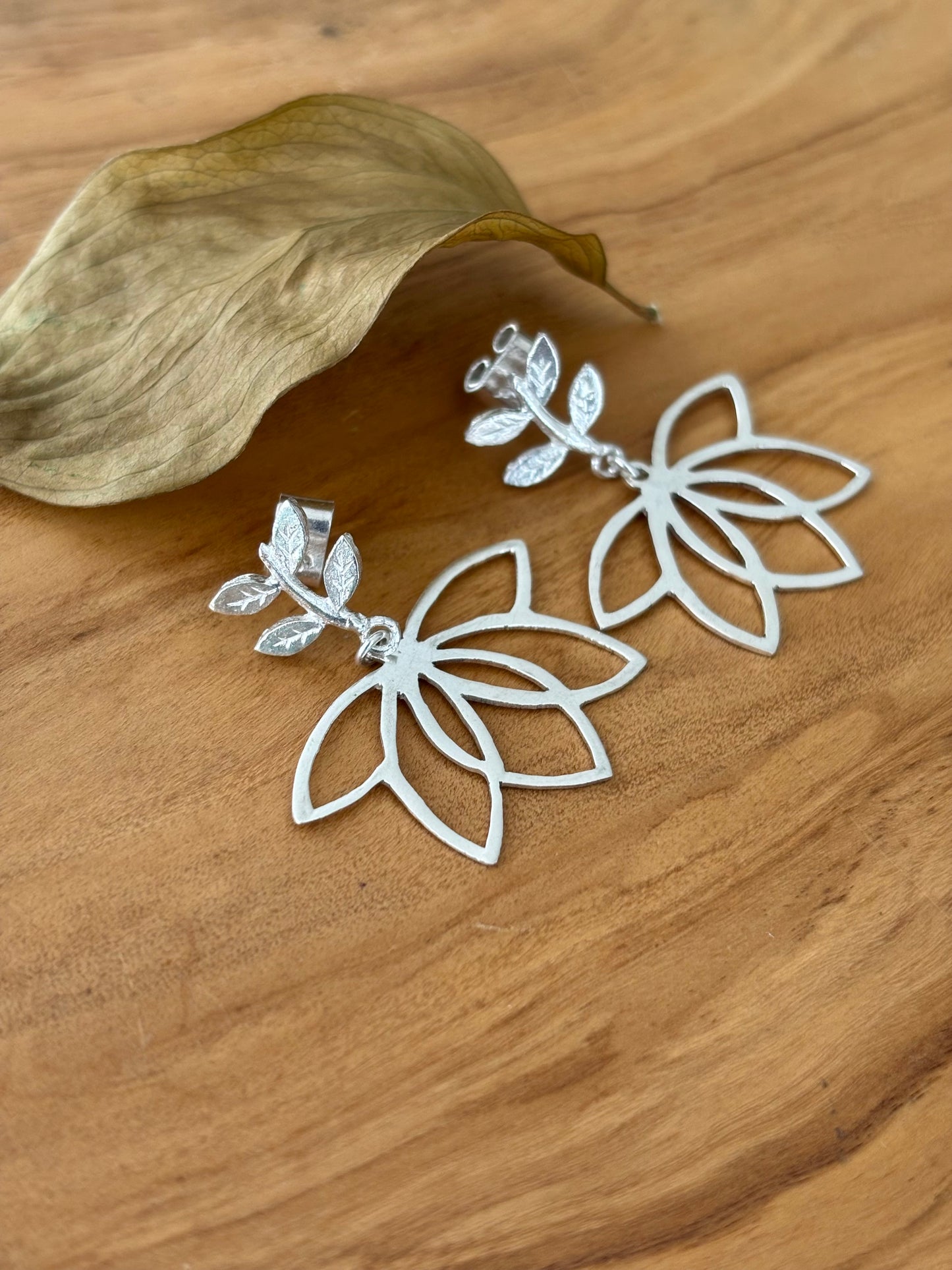 ARETES FLOR DE LOTO M/L