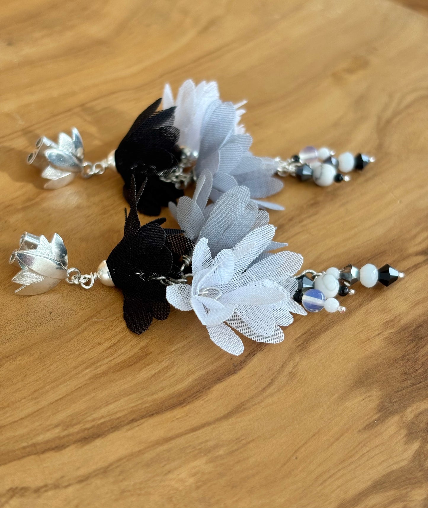 ARETES FRESIA black&white