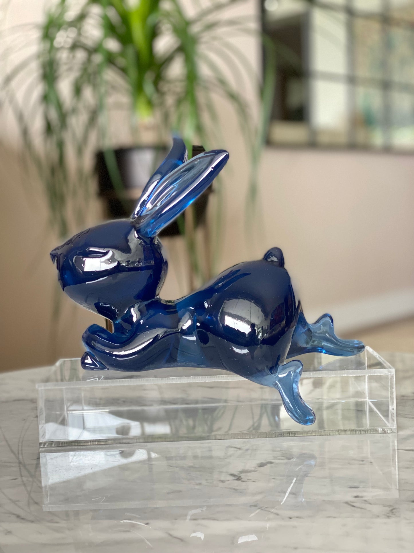 ESCULTURA LILA - RESINA traslúcida